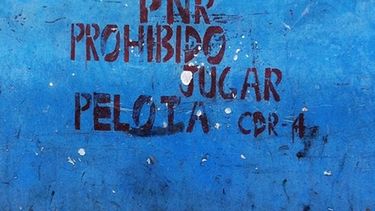 En Cuba cualquiera se reserva el derecho de prohibir.