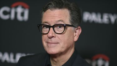 ARCHIVO - Stephen Colbert llega a una proyección de The Late Show with Stephen Colbert, durante PaleyFest, el 21 de abril de 2024, en el Dolby Theatre de Los Ángeles. (Foto Richard Shotwell/Invision/AP, archivo)