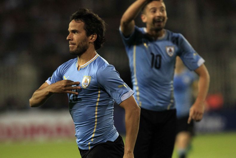 El uruguayo &Aacute;lvaro Gonz&aacute;lez festeja luego de anotar un gol contra Chile, durante un encuentro amistoso celebrado el martes 18 de noviembre de 2014 en Santiago (AP Foto/Luis Hidalgo)