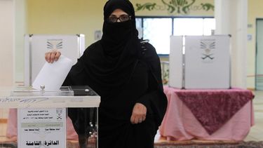mujeres votan por primera vez en la historia de arabia saudita