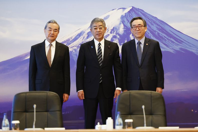 El canciller chino Wang Yi, izquierda; el ministro de relaciones exteriores japonés Takeshi Iwaya, al centro, y el canciller surcoreano Cho Tae-yul posan para una fotografía durante su reunión trilateral de ministros de relaciones exteriores, el sábado 22 de marzo de 2025, en Tokio. (Rodrigo Reyes Marín/Foto compartida vía AP)