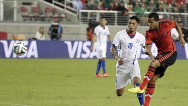 americateve | El jugador de M&eacute;xico, Giovani Dos Santos, remata en un partido contra Chile el s&aacute;bado, 6 de septiembre de 2014, en Santa Clara, California. (AP Photo/Marcio Jose Sanchez)