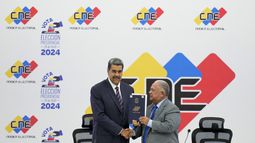 El presidente venezolano Nicolás Maduro, a la izquierda, recibe la certificación del presidente del Consejo Nacional Electoral (CNE), Elvis Amoroso, de que ganó las elecciones presidenciales en Caracas, Venezuela, el lunes 29 de julio de 2024. (AP Foto/Matías Delacroix)