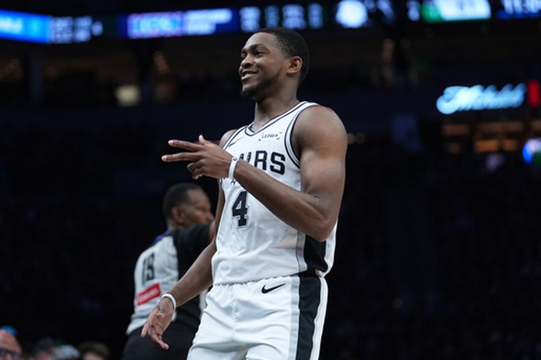 DeAaron Fox, base de los Spurs de San Antonio, reacciona tras anotar ante los Timberwolves de Minnesota en el sexto partido de la serie de segunda ronda de los playoffs, el viernes 15 de mayo de 2026 (AP Foto/Abbie Parr)