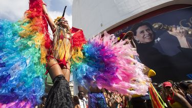 ARCHIVO - Juerguistas desfilan frente a un cartel de la actriz Fernanda Torres, nominada al premio Oscar, durante la fiesta callejera Caxias Water Planet previa al carnaval, en Duque de Caxias, Brasil, el 9 de febrero de 2025. (AP Foto/Bruna Prado, archivo)