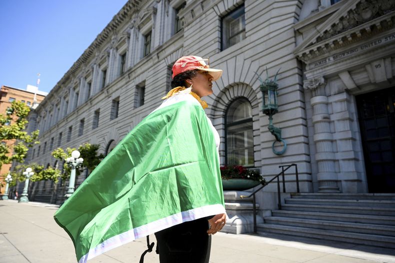 Un manifestante afuera del Tribunal Federal de Apelaciones del 9no Circuito previo a una audiencia sobre el control de los soldados de la Guardia Nacional, el martes 17 de junio de 2025, en San Francisco. (AP Foto/Noah Berger)