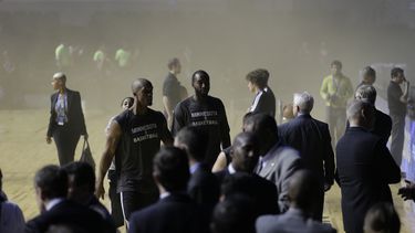 americateve | Jugadores de los Timberwolves de Minnesota salen de la Arena Ciudad de M&eacute;xico mientras el humo envuelve la cancha minutos antes de un partido de la NBA entre los Timberwolves y los Spurs de San Antonio en Ciudad de M&eacute;xico, el mi&eacute;rcole