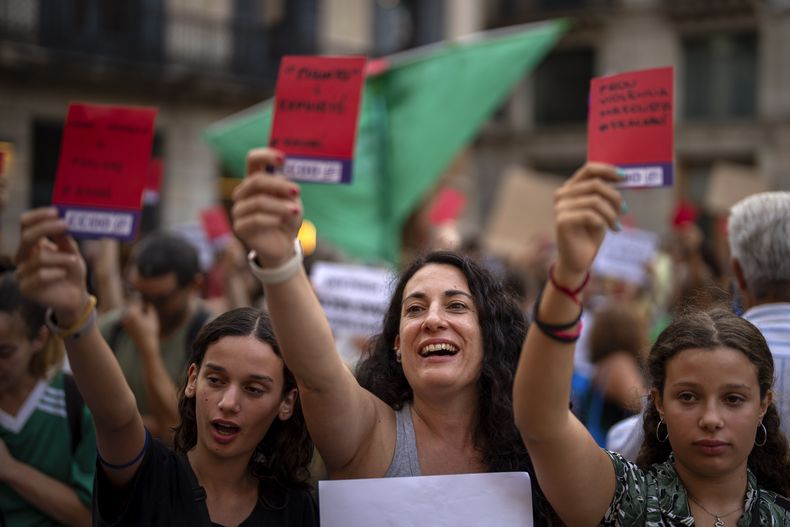 ARCHIVO - Manifestantes durante una protesta contra al presidente de la Federación Española de fútbol Lui Rubiales, el 4 de septiembre de 2023, en Barcelona. (AP Foto/Emilio Morenatti)