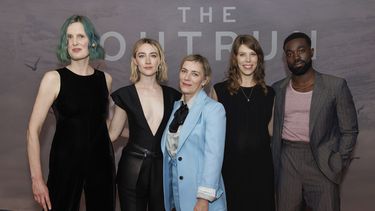 Amy Liptrot, Saoirse Ronan, Saskia Reeves, Nora Fingscheidt y Paapa Essiedu posan a su llegada para la proyección de la película The Outburn el miércoles 18 de septiembre de 2024 en Londres. (Foto Vianney Le Caer/Invision/AP)