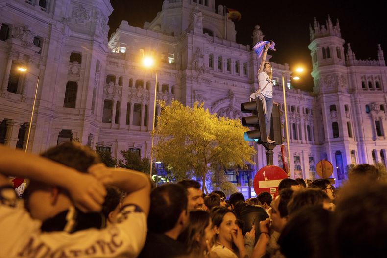 Fanáticos del Real Madrid celebran en Plaza de Cibeles, en Madrid, España, luego que el equipo ganara la final de la Liga de Campeones ante el Borussia Dortmund, en el estadio Wembley en Londres, el sábado 1 de junio de 2024. (AP Foto/Ohad Zwigenberg)