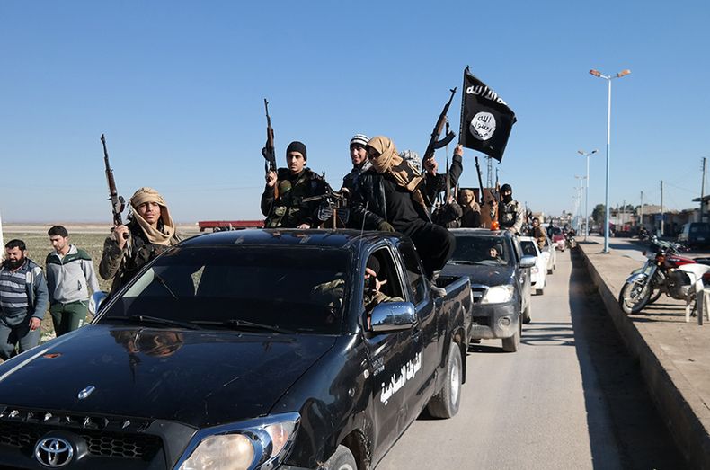 ARCHIVO - En esta fotografía publicada el 4 de mayo de 2015 por un sitio web miliciano, que ha sido verificada y está en consonancia con otros reporters de la AP, combatientes del grupo Estado Islámico conducen un convoy por Tel Abyad, en el noreste de Siria. (Sitio web miliciano vía AP, Archivo)