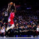 Embiid se somete a cirugía en ambas manos