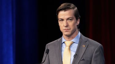 El libertario Chase Oliver, candidato por Georgia al Senado federal, escucha durante un debate, el 16 de octubre de 2022, en Atlanta. (AP Foto/Ben Gray, Archivo)