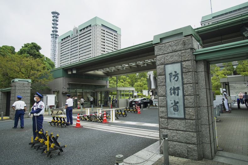 ARCHIVO - En la foto se muestra una vista exterior del Ministerio de Defensa de Japón, con su letrero en la entrada principal, en Tokio, el 17 de septiembre de 2021. (AP Foto/Hiro Komae, Archivo)