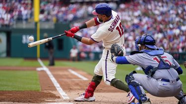 Kyle Schwarber, de los Filis de Filadelfia, conecta un grand slam en el juego del sábado 20 de mayo de 2023, ante los Cachorros de Chicago (AP Foto/Matt Rourke)