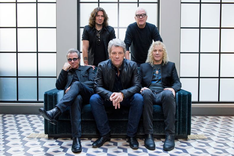 ARCHIVO - Los integrantes de Bon Jovi fila frontal de izquierda a derecha, Tico Torres, Jon Bon Jovi, David Bryan, fila posterior de izquierda a derecha, Phil X, y Hugh McDonald posan para un retrato para promover su álbum This House is Not for Sale en Nueva York el 19 de octubre de 2016. Hulu estrenará la docuserie de cuatro partes Thank You, Good Night: The Bon Jovi Story el 26 de abril. (Foto Drew Gurian/Invision/AP, archivo)