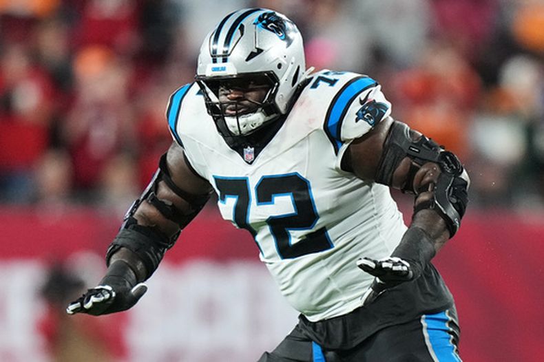 ARCHIVO - Foto del 3 de enero del 2026, el tackle ofensivo de los Panthers de Carolina Taylor Moton bloquea en el encuentro ante los Buccaneers de Tampa Bay. (AP Foto/Peter Joneleit, Archivo)