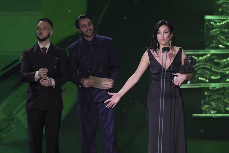 Antón Álvarez alias C. Tangana, de izquierda a derecha, Yerai Cortés y La Tania aceptan el premio a la mejor canción por La guitarra flamenca de Yerai Cortés durante la 39ª ceremonia de los Premios Goya en Granada, España, el sábado 8 de febrero de 2025, en Granada. (Foto AP/Fermin Rodriguez)
