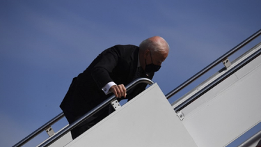 asi fue la caida de biden cuando subia al avion presidencial