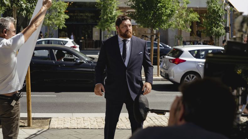 En esta imagen proporcionada por Prime Video, Hovik Keuchkerian en el set de Reina Roja. (Prime Video vía AP)