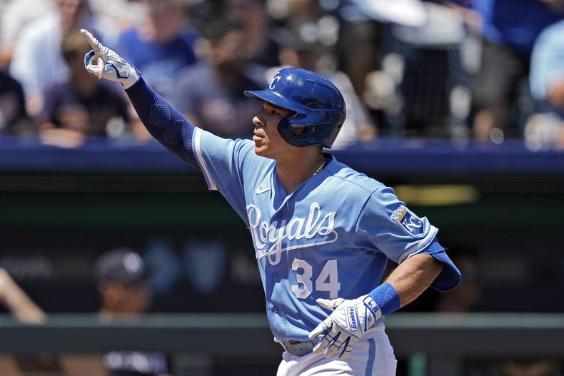 Freddy Fermín de los Reales de Kansas City celebra tras batear un jonrón solitario ante los Mellizos de Minnesota, el domingo 30 de julio de 2023, en Kansas City, Missouri. (AP Foto/Charlie Riedel)