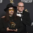 Sean Lennon, izquierda, Simon Hilton posan en la sala de prensa con el premio a mejor edición en caja o edición especial limitada por Mind Games durante la 67ª entrega anual de los premios Grammy el domingo 2 de febrero de 2025 en Los Ángeles. (Foto Richard Shotwell/Invision/AP)