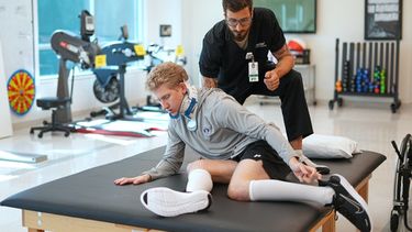 Ryan Lasko, prospecto de ligas menores de los Atléticos, recibe ayuda del fisioterapeuta Daniel Gabrielli el martes 15 de septiembre de 2026, para rehabilitarse tras una lesión grave de columna vertebral (AP Foto/Matt Rourke)