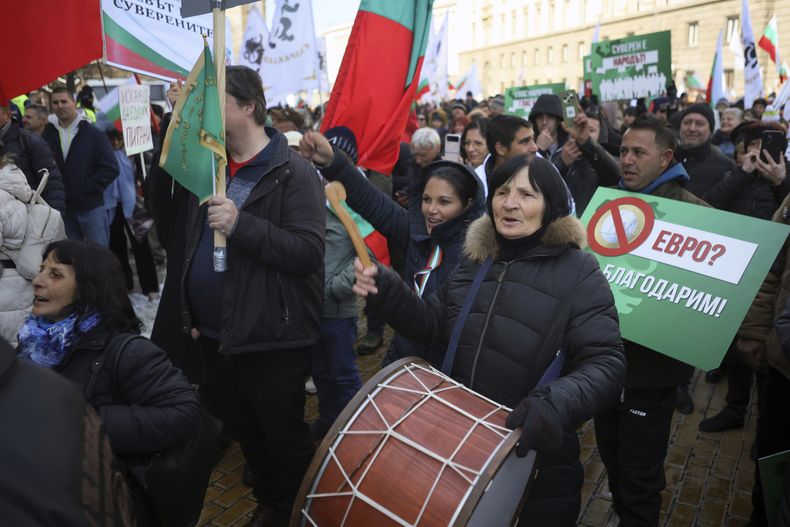 Manifestantes corean consignas antigubernamentales en una protesta nacionalista para exigir al gobierno que abandone sus planes de llevar al país a la eurozona, en Sofía, Bulgaria, el sábado 22 de febrero de 2025. (AP Foto/Valentina Petrova)