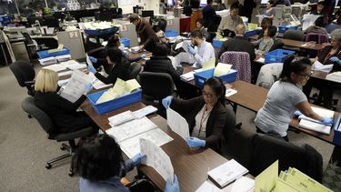 ARCHIVO - Esta foto de archivo del 4 de noviembre de 2016 muestra papeletas de voto por correo siendo clasificadas en el registro de votantes del condado de Santa Clara en San José, California. (AP Foto/Marcio Jose Sanchez, Archivo)