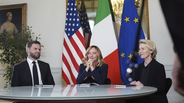 De izq a der: el vicepresidente estadounidense JD Vance, la primera ministra italiana Giorgia Meloni y la presidenta de la Comisión Europea Ursula von der Leyen en Roma, el 18 de mayo del 2025 (AP foto/Jacquelyn Martin, Pool)