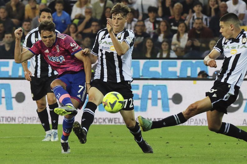 En foto del 4 de junio del 2023, Federico Chiesa de la Juventus anota un gol en el encuentro de la Serie A ante el Udinese. El martes 6 de junio del 2023, la Juve tiene intención de abandonar el proyecto de la Super Liga. (Andrea Bressanutti/LaPresse via AP)