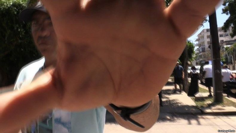 Guardaespaldas de Rihanna bloqueando trabajo de la prensa en Cuba. Foto: Roberto León Irurzun