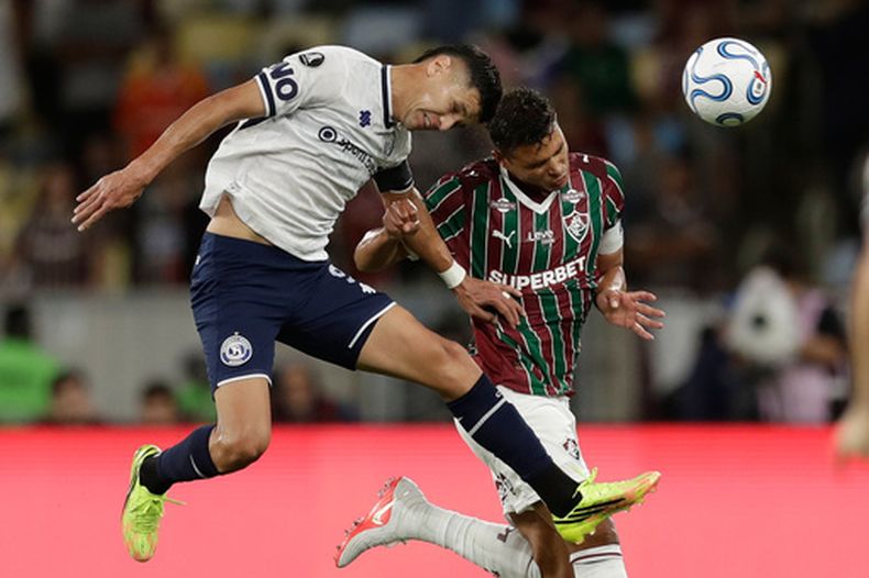Alex Arce del Independiente Rivadavia de Argentina pelea por el balón con Thiago Silva del Fluminense en el encuentro de la ronda de octavos de final de la Copa Libertadores el martes 11 de agosto del 2026. (AP Foto/Bruna Prado)