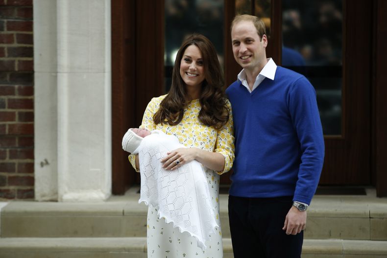 El príncipe Guillermo de Gran Bretaña, a la derecha, y Catalina, la duquesa de Cambridge, sostienen a su hija recién nacida mientras posan para los medios de comunicación fuera del exclusivo ala Lindo del Hospital St. Marys, en Londres, el sábado 2 de mayo de 2015. La atención sobre la princesa Catalina ha alcanzado niveles no vistos desde que se casó con el príncipe Guillermo en una boda de cuento de hadas en 2011. La admisión de que Catalina alteró una fotografía familiar oficial provocó una reacción violenta. (Foto AP/Alastair Grant)