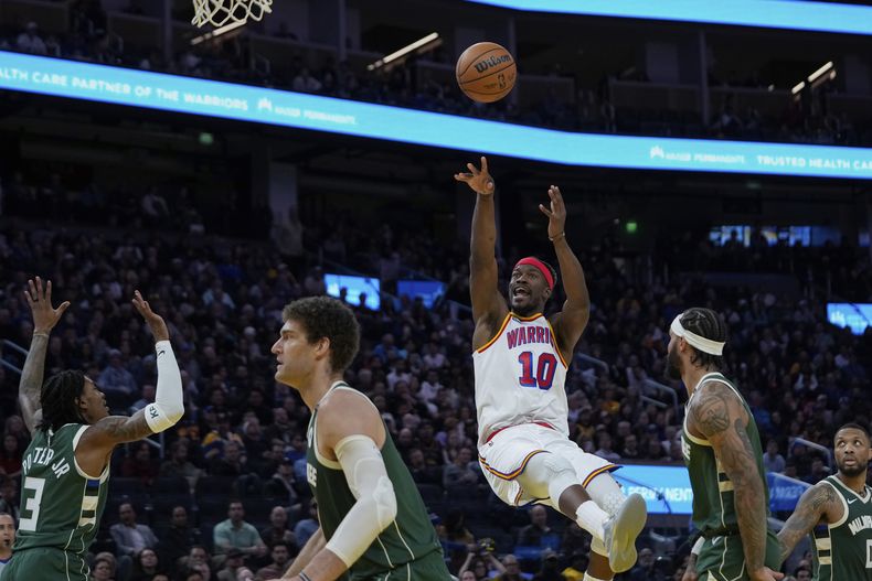 El alero de los Warriors de Golden State Jimmy Butler III lanza el balón en el encuentro ante los Bucks de Milwaukee el martes 18 de marzo del 2025. (AP Foto/Godofredo A. Vásquez)