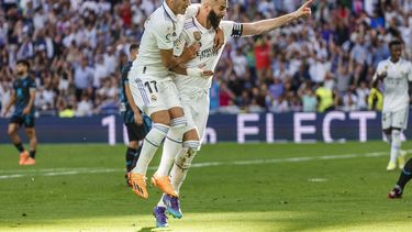 Karim Benzema del Real Madrid celebra con su compañero Lucas Vazquez tras anotar el segundo gol del encuentro ante el Almería en la liga española el sábado 29 de abril del 2023. (AP Foto/Pablo Garcia)