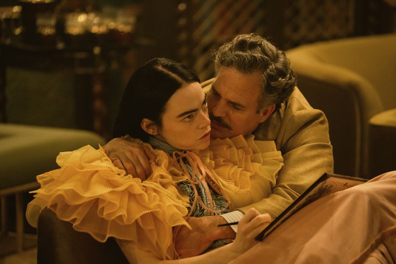 En esta imagen proporcionada por Searchlight Pictures, Emma Stone, izquierda, y Mark Ruffalo en una escena de Poor Things. (Atsushi Nishijima/Searchlight Pictures vía AP)