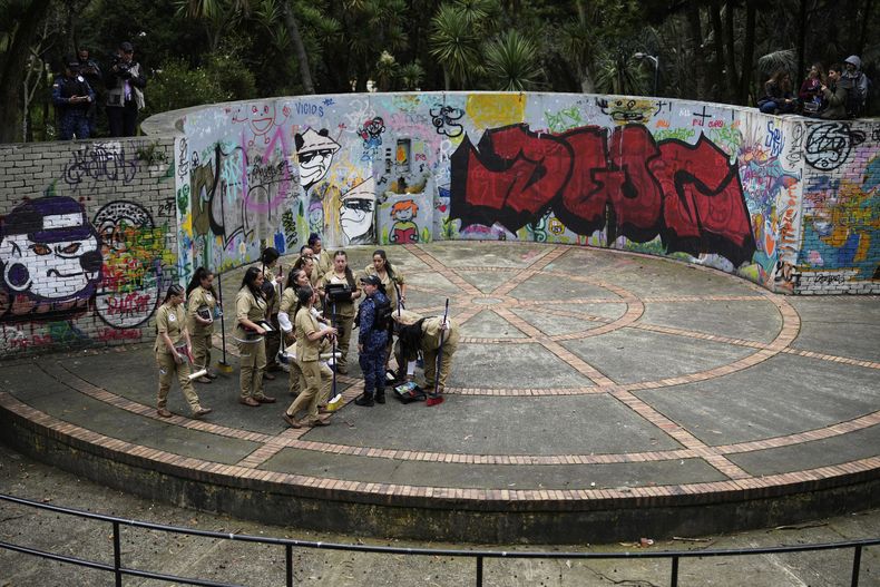 Reclusos se alistan para trabajar en la recuperación de un parque como parte de un nuevo programa que ayuda a los presos a reducir sus condenas en Bogotá, Colombia, el jueves 5 de junio de 2025. (AP Foto/Fernando Vergara)