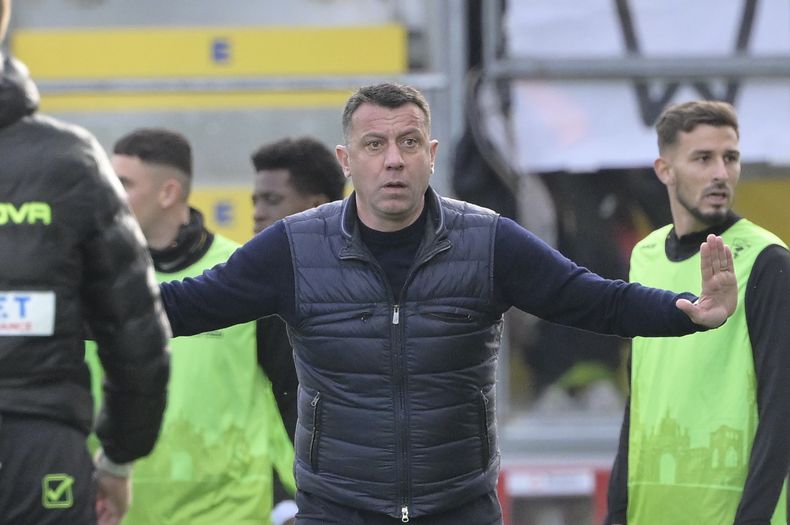 ARCHIVO - Roberto DAversa, extécnico de Lecce, durante el partido contra Frosinone en la Serie A italiana, el 3 de marzo de 2024. (Fabrizio Corradetti/LaPresse vía AP)