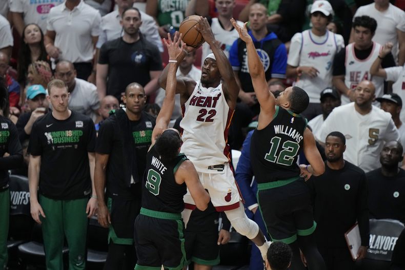 El base de los Celtics Derrick White y el alero Grant Williams defienden al alero del Heat de Miami Jimmy Butler durante el juego 3 de las Finales de la Conferencia Este el domingo 22 de mayo del 2023. (AP Foto/Wilfredo Lee)