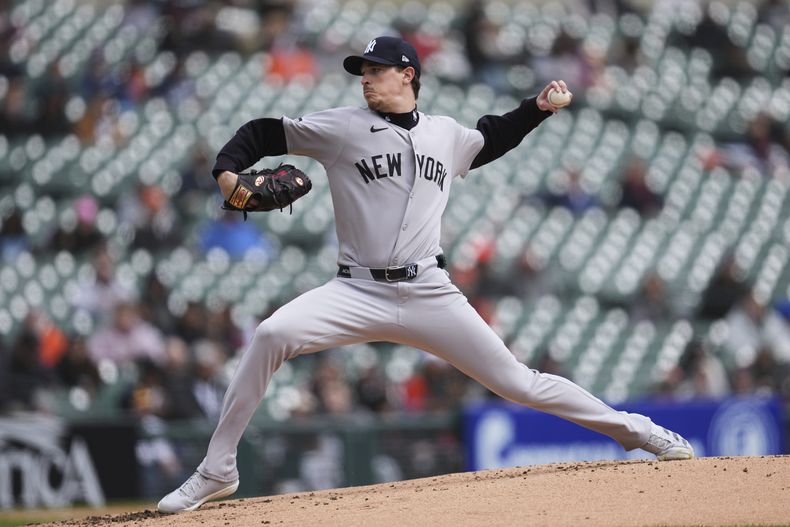 El pitcher de los Yankees de Nueva York Max Fried lanza en la primera entrada ante los Tigres de Detroit el miércoles 9 de abril del 2025. (AP Foto/Paul Sancya)