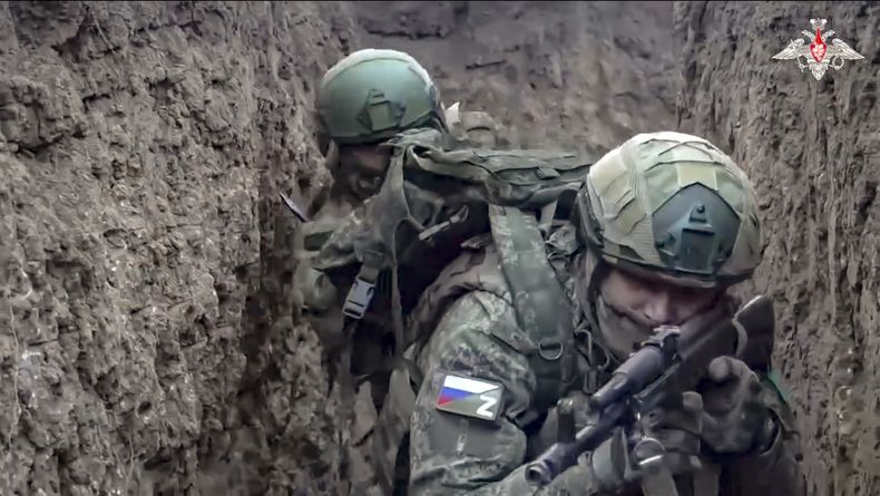 En esta foto tomada de un video distribuido por el Servicio de Prensa del Ministerio de Defensa ruso el sábado 4 de enero de 2025, militares rusos participan en un entrenamiento de combate para unidades de asalto en un lugar no revelado. (Russian Defense Ministry Press Service via AP)
