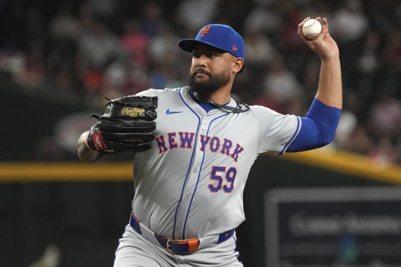 Sean Manaea, de los Mets de Nueva York, lanza frente a los Diamondbacks de Arizona en el duelo del martes 27 de agosto de 2024 (AP Foto/Rick Scuteri)