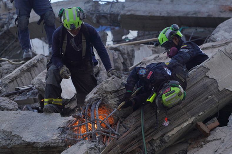 Los equipos de rescate cortan entre los escombros mientras buscan sobrevivientes al día siguiente del terremoto que azotó Cali, Colombia, el martes 11 de agosto de 2026. (AP Foto/Iván Valencia)