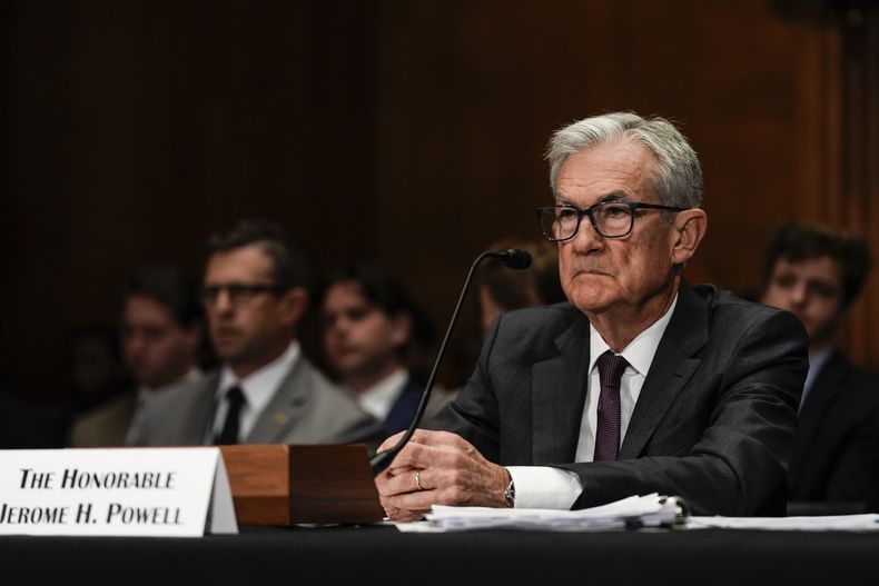 El presidente del Consejo de Administración de la Reserva Federal de Estados Unidos, Jerome Powell, escucha durante una audiencia del Comité Bancario del Senado, el miércoles 25 de junio de 2025 en el Capitolio, Washington. (AP Foto/Julia Demaree Nikhinson)
