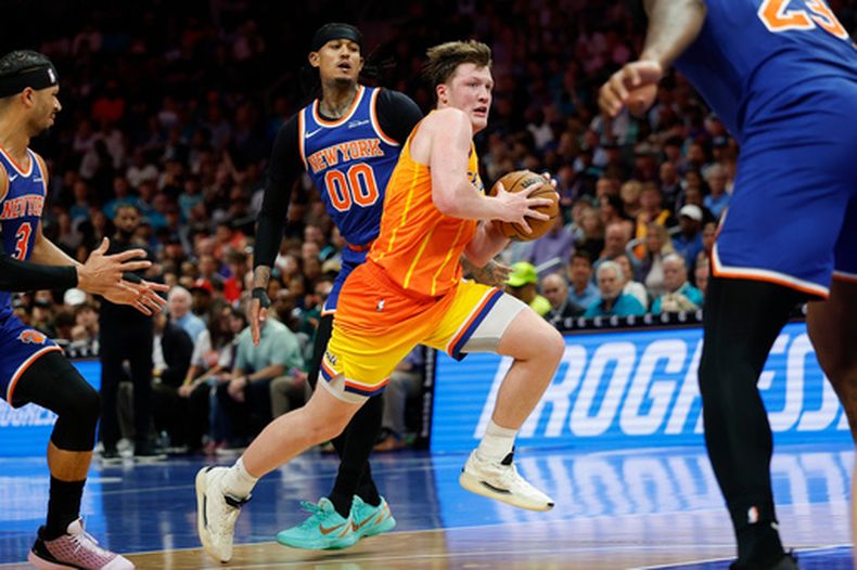 Kon Knueppel, de los Hornets de Charlotte, avanza hacia la canasta frente a Josh Hart (izquierda), de los Knicks de Nueva York, el jueves 26 de marzo de 2026 (AP Foto/Nell Redmond)