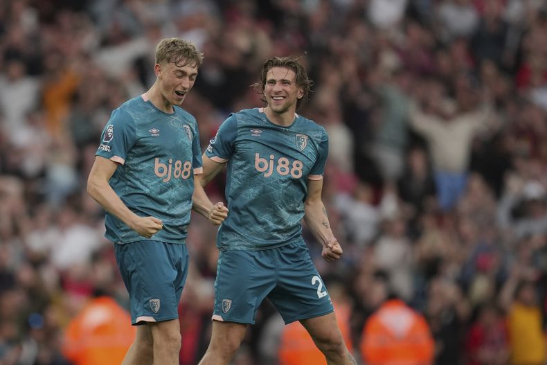 Dean Huijsen e Illya Zabarnyi del Bournemouth celebran al final del encuentro ante el Arsenal en la Liga Premier el sábado 3 de mayo del 2025. (AP Foto/Kin Cheung)