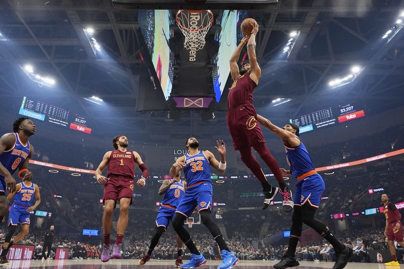 Jarrett Allen (31), de los Cavaliers de Cleveland, se alza para clavar el balón en la canasta frente a Karl-Anthony Towns (32), de los Knicks de Nueva York, en la primera mitad del juego de baloncesto de la NBA, el miércoles 2 de abril de 2025, en Cleveland. (AP Foto/Sue Ogrocki)