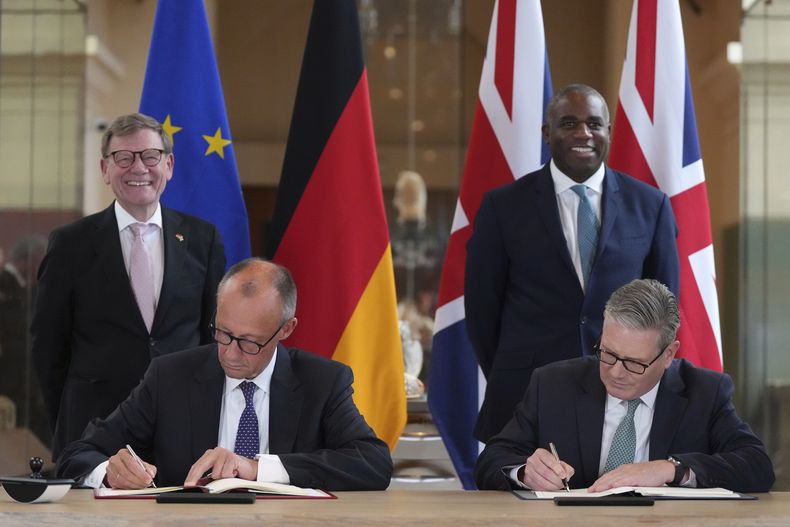 El primer ministro de Reino Unido, Keir Starmer, derecha, y el canciller alemán, Friedrich Merz, izquierda, con el ministro de Asuntos Exteriores de Alemania, Johann Wadephul, detrás, izquierda, y el secretario de Exteriores británico, David Lammy, detrás, derecha, en la ceremonia de firma de un tratado amplio de cooperación bilateral en Londres, el jueves 17 de julio de 2025.(AP Foto/Frank Augstein, Pool)