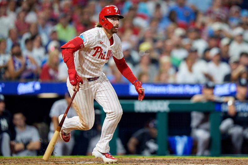 Bryson Stott de los Filis de Filadelfia observa su doble de tres carreras en la sexta entrada ante los Yankees de Nueva York el domingo 26 de julio del 2026. (AP Foto/Chris Szagola)
